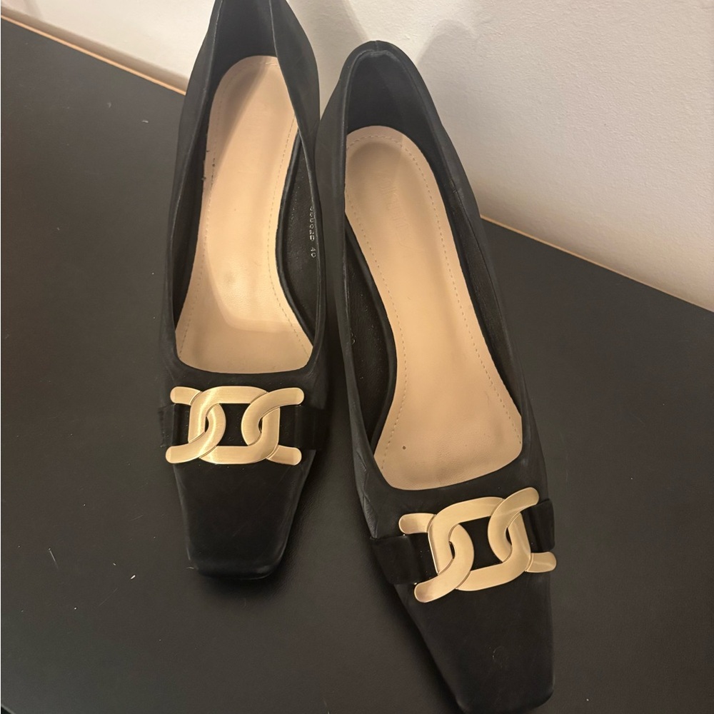 Elegant Black Women's Shoes with Gold Accent